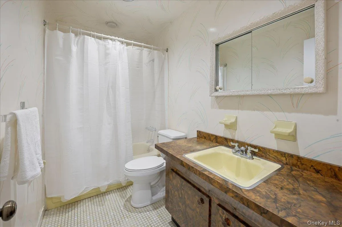 Full main bath. Full main bath.