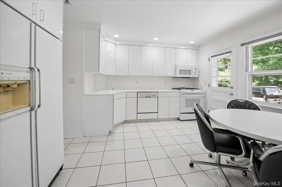 Large eat-in kitchen. Large eat-in kitchen.