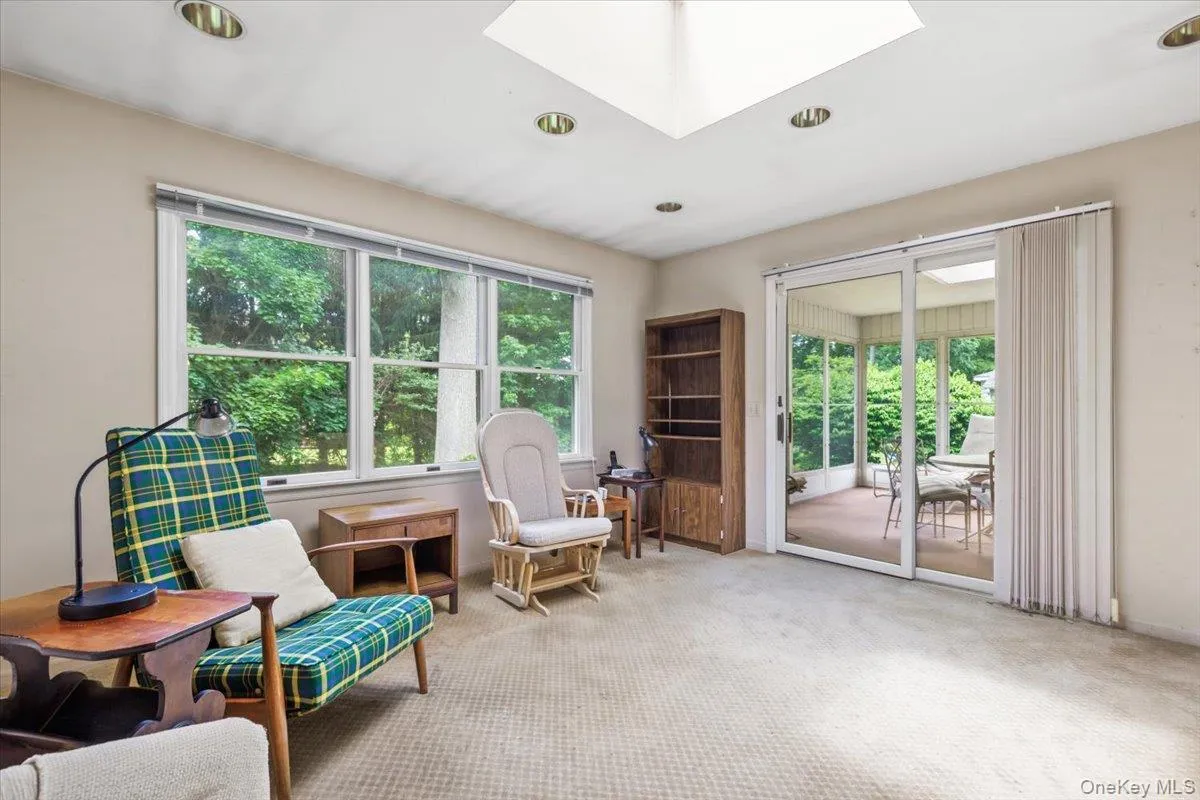 Den has sliding doors to screened-in patio. Den has sliding doors to screened-in patio.