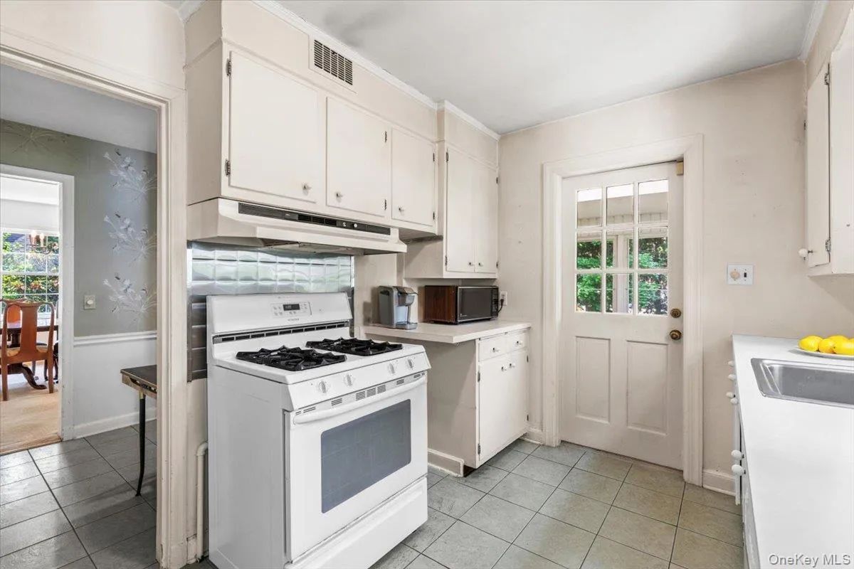 Kitchen has breakfast room next to it. Kitchen has breakfast room next to it.
