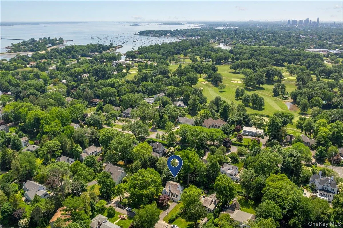 View towards Larchmont. View towards Larchmont.