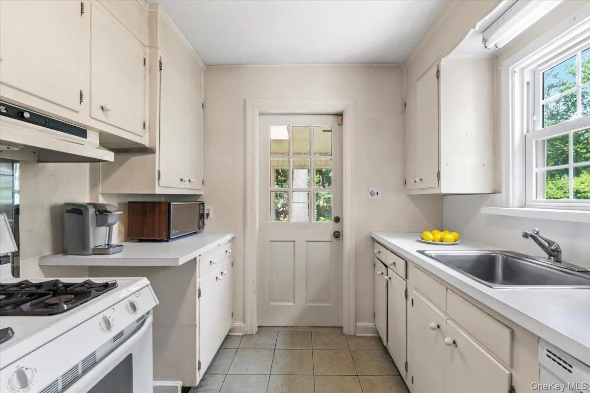 Kitchen has door to screened-in patio. Kitchen has door to screened-in patio.