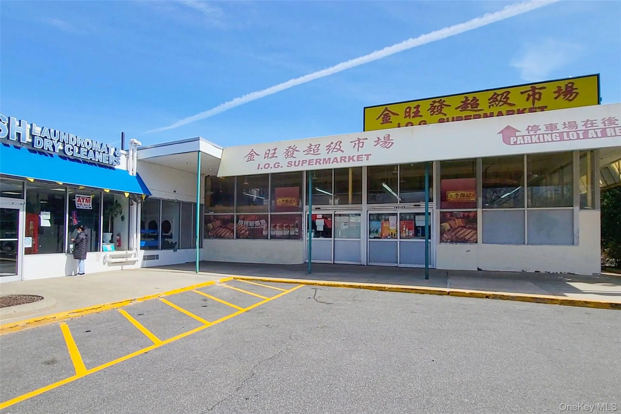 Situated near a wide variety of neighborhood amenities, including grocery stores, and restaurants. Situated near a wide variety of neighborhood amenities, including grocery stores, and restaurants.