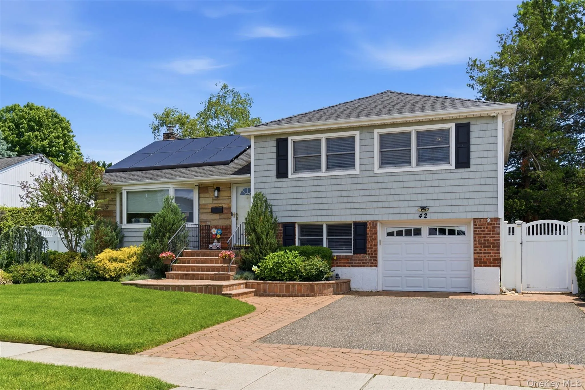 Close To Schools, Shopping & Highways Close To Schools, Shopping & Highways
