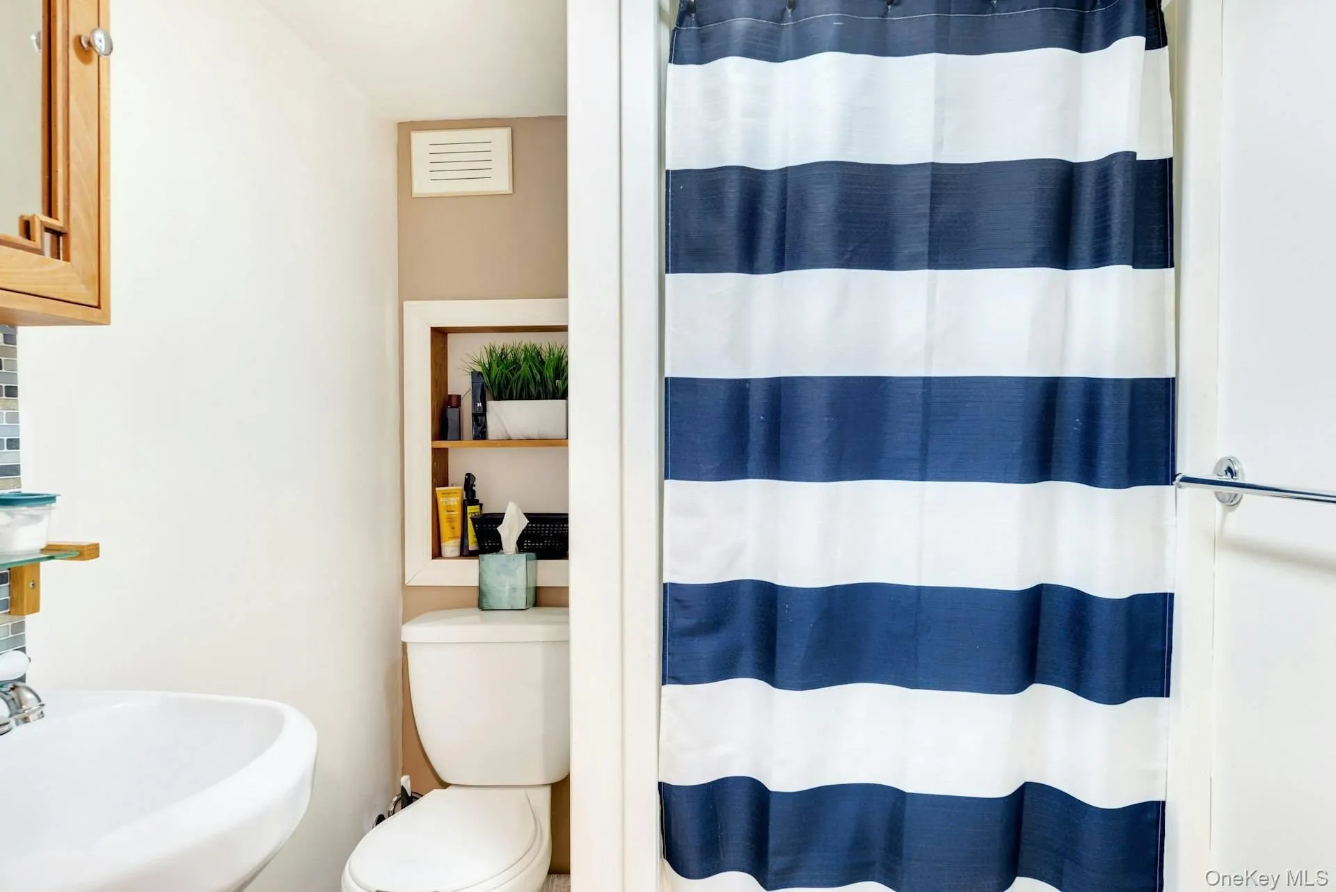 21 Jones Road, Southampton, NY, 2 Bedrooms Bedrooms, 5 Rooms Rooms,1 BathroomBathrooms,Residential,For Rent,Jones,0,1007635 21 Jones Road, Southampton, NY, 2 Bedrooms Bedrooms, 5 Rooms Rooms,1 BathroomBathrooms,Residential,For Rent,Jones,0,1007635
