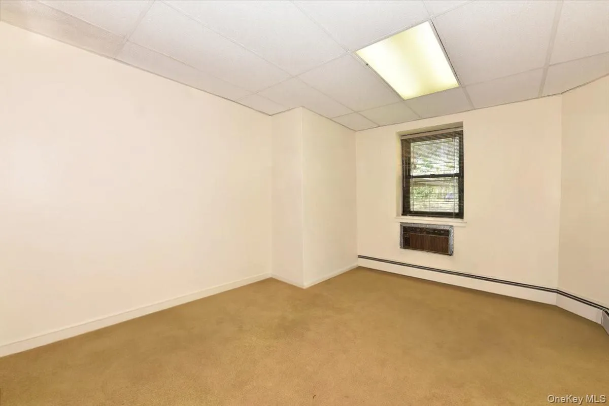 Bedroom - Empty Bedroom - Empty