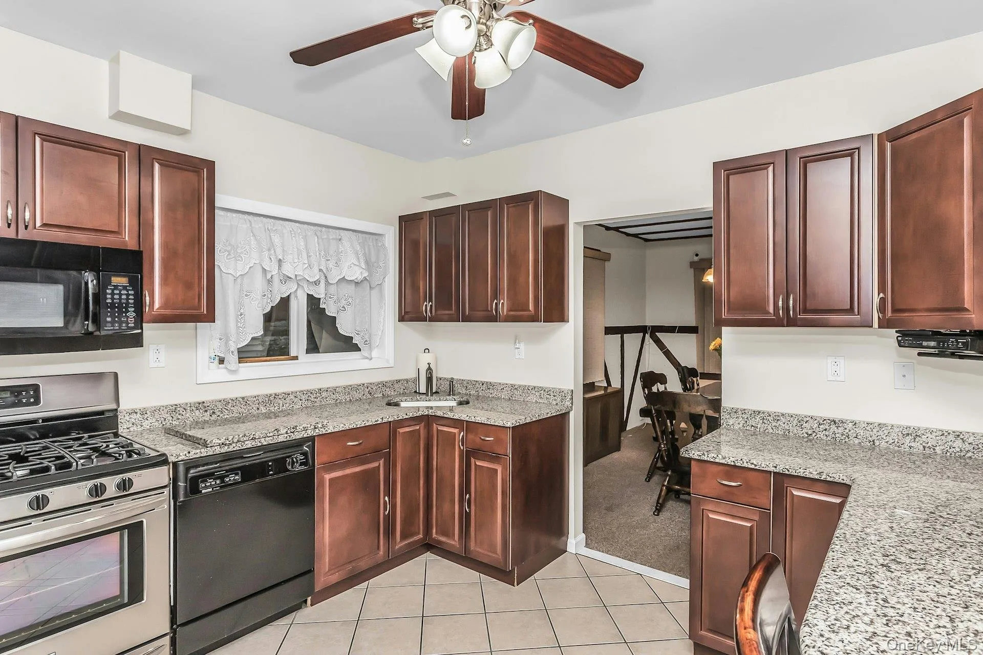 Eat-in-kitchen Eat-in-kitchen