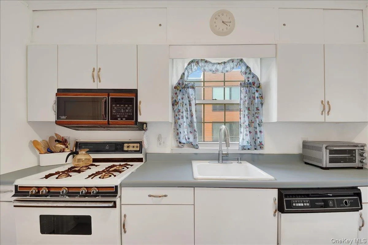 111 North Broadway, White Plains, NY, 2 Bedrooms Bedrooms, 5 Rooms Rooms,1 BathroomBathrooms,Residential,For Rent,North Broadway,0,1007655 111 North Broadway, White Plains, NY, 2 Bedrooms Bedrooms, 5 Rooms Rooms,1 BathroomBathrooms,Residential,For Rent,North Broadway,0,1007655