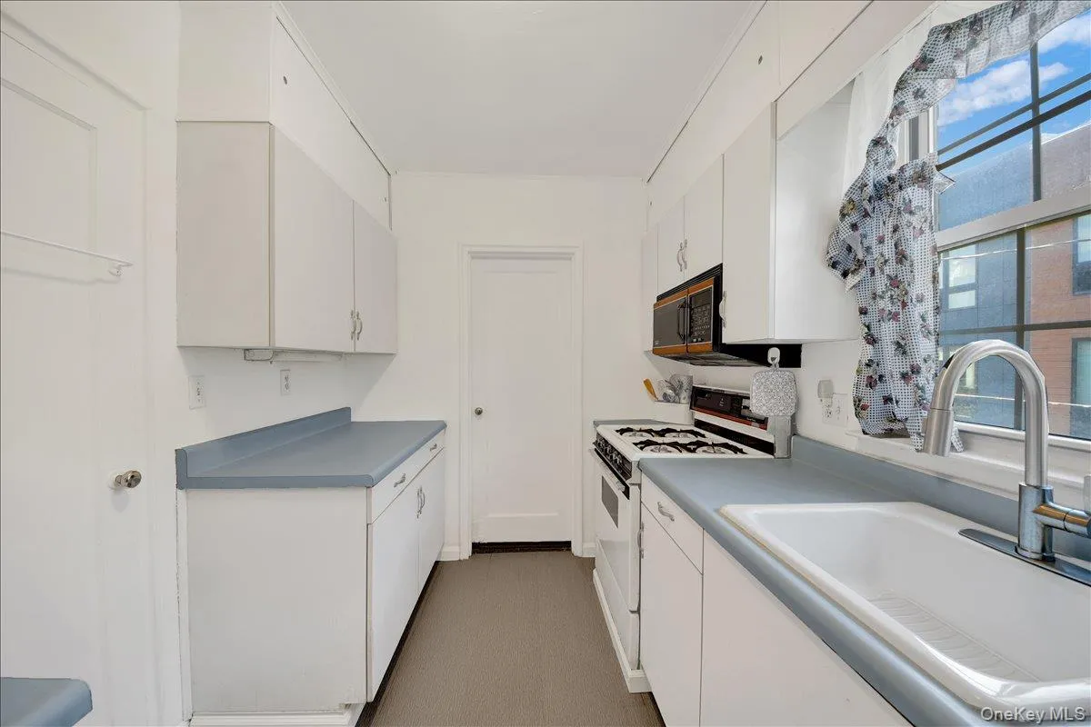 111 North Broadway, White Plains, NY, 2 Bedrooms Bedrooms, 5 Rooms Rooms,1 BathroomBathrooms,Residential,For Rent,North Broadway,0,1007655 111 North Broadway, White Plains, NY, 2 Bedrooms Bedrooms, 5 Rooms Rooms,1 BathroomBathrooms,Residential,For Rent,North Broadway,0,1007655
