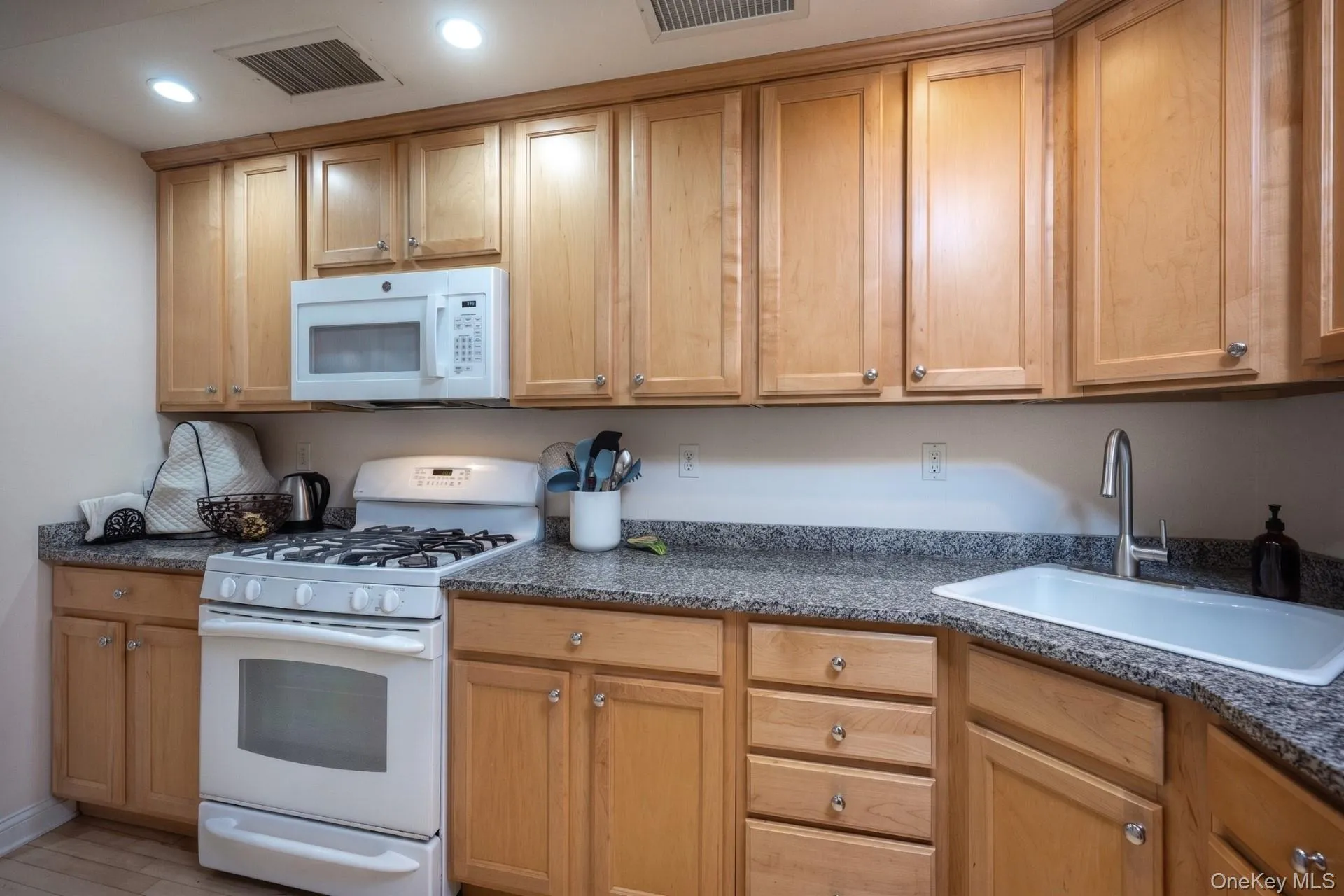 40 Trailhead Lane, Greenburgh, NY, 3 Bedrooms Bedrooms, 7 Rooms Rooms,2 BathroomsBathrooms,Residential,For Rent,Trailhead,0,1007666 40 Trailhead Lane, Greenburgh, NY, 3 Bedrooms Bedrooms, 7 Rooms Rooms,2 BathroomsBathrooms,Residential,For Rent,Trailhead,0,1007666