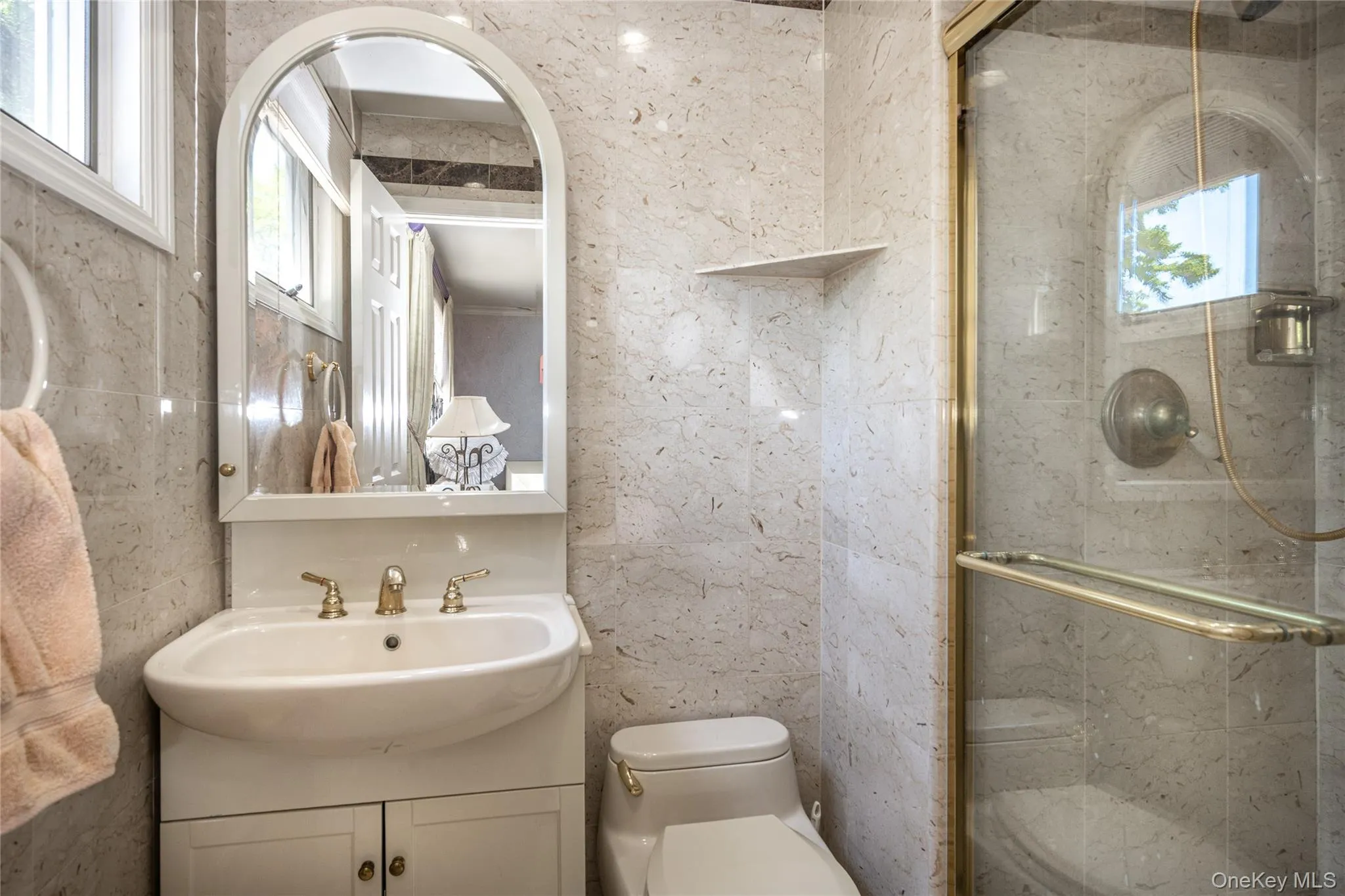 Bathroom to second Bedroom (ensuite) Bathroom to second Bedroom (ensuite)