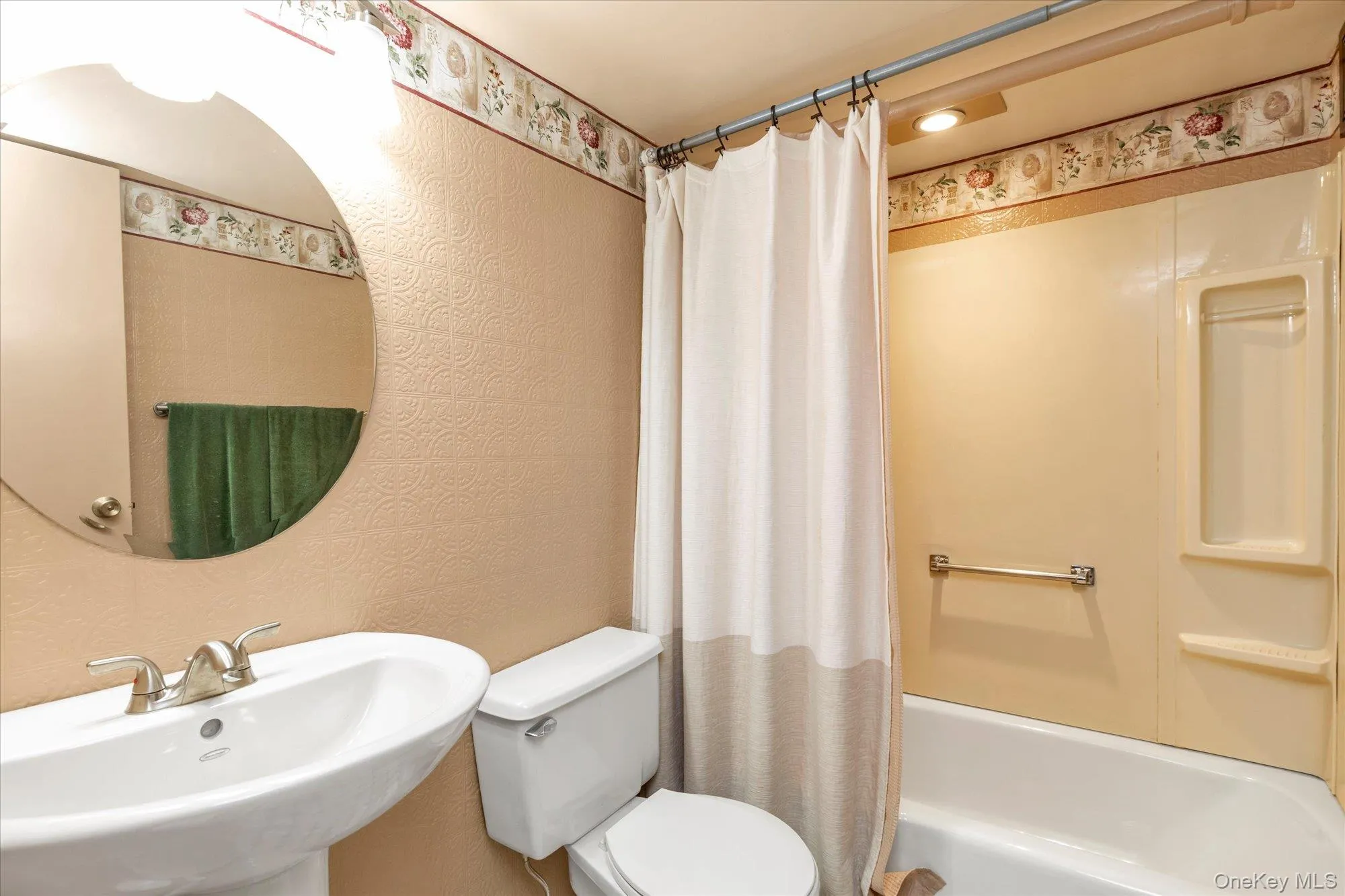 Full 2nd bathroom featuring a white pedestal sink and updated fixtures. Full 2nd bathroom featuring a white pedestal sink and updated fixtures.