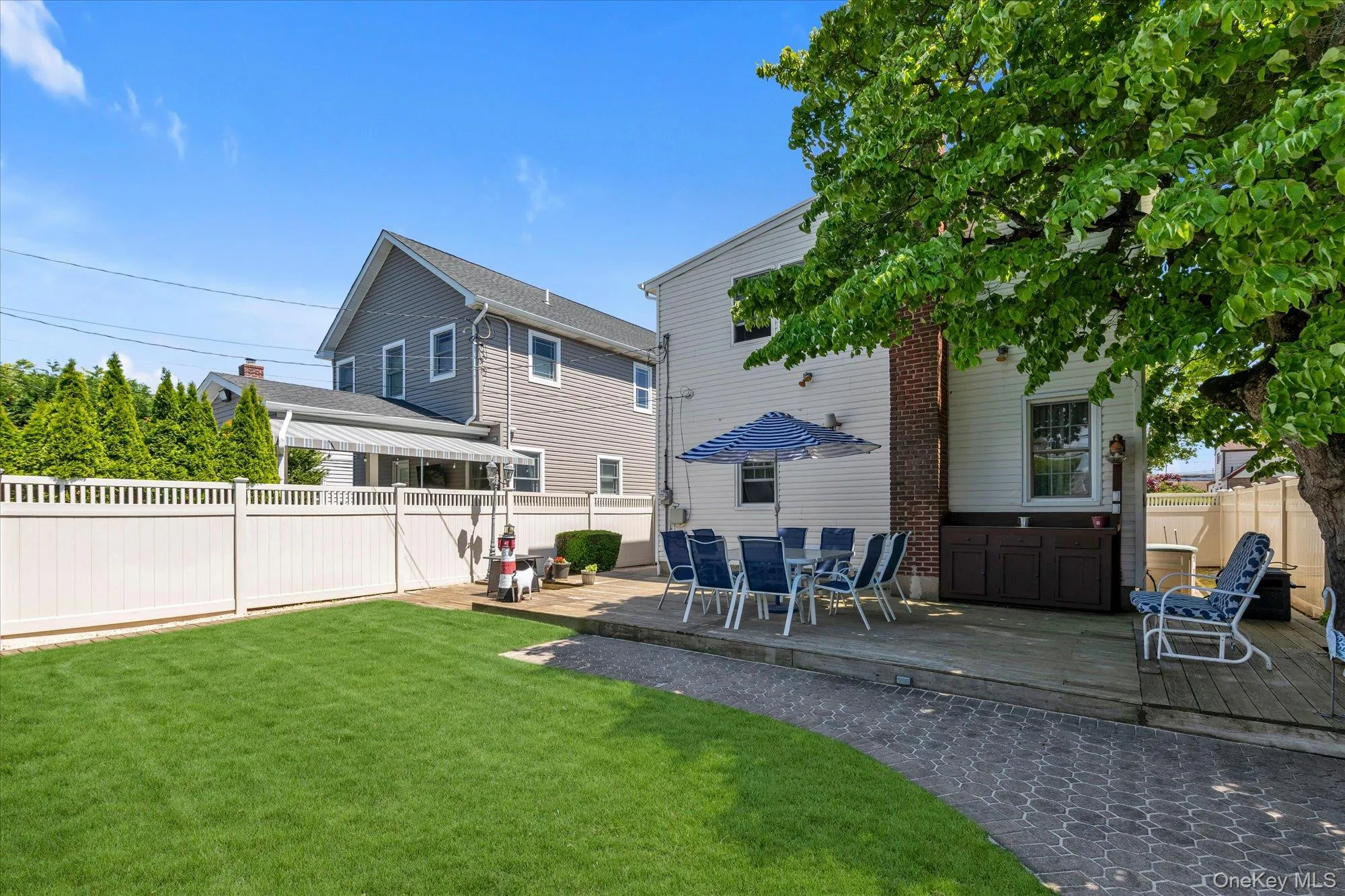 Fully fenced and lanscaped lawn with oversized deck for entertaining. Fully fenced and lanscaped lawn with oversized deck for entertaining.