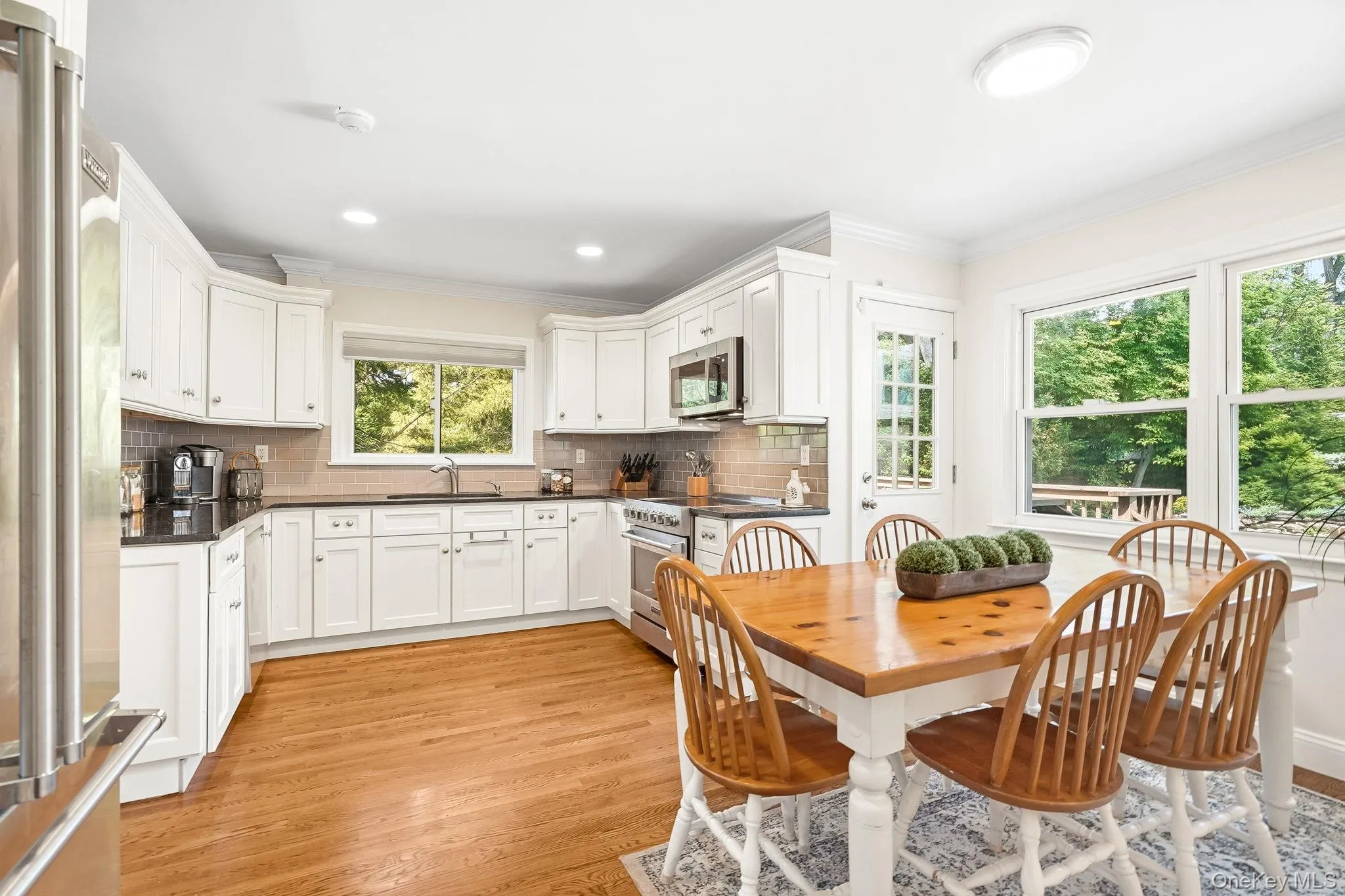 Chef's Eat in Kitchen with Granite Counter Tops Chef's Eat in Kitchen with Granite Counter Tops
