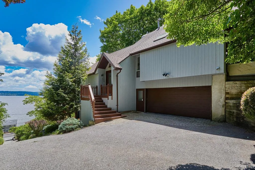 Entry / garage Entry / garage