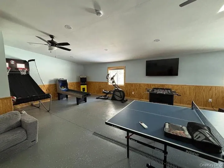 Spacious recreation area featuring ample multi purpose space, minisplits for heat and AC, a ceiling fan, recessed lighting, and a window providing natural illumination Spacious recreation area featuring ample multi purpose space, minisplits for heat and AC, a ceiling fan, recessed lighting, and a window providing natural illumination