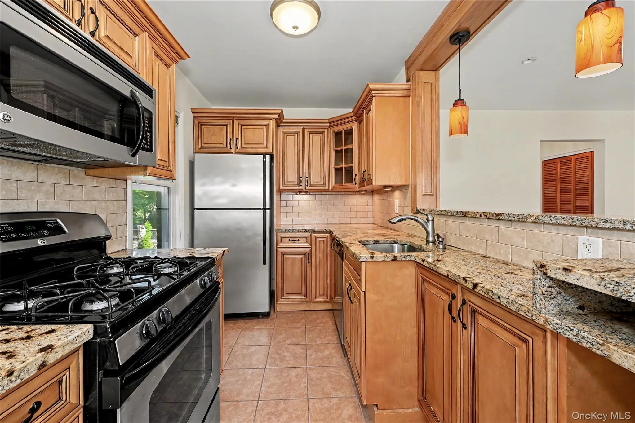 Updated with wood cabinets, granite and stainless steel. Updated with wood cabinets, granite and stainless steel.