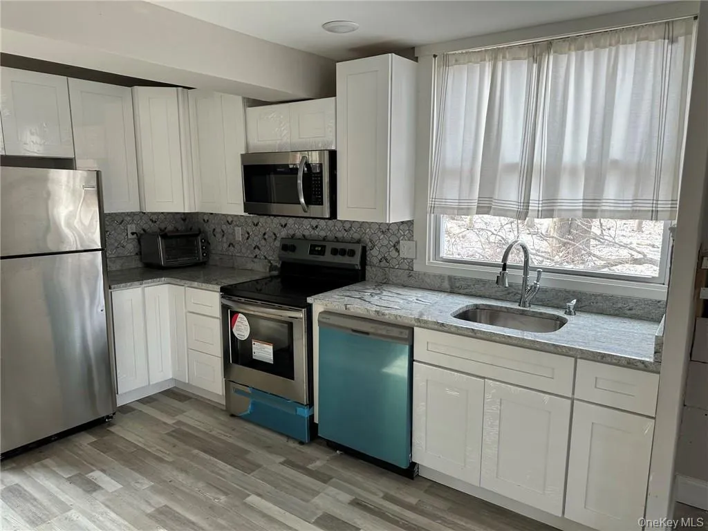 2 Hillside Road, Warwick (town), NY, 3 Bedrooms Bedrooms, 6 Rooms Rooms,2 BathroomsBathrooms,Residential Lease,For Rent,Hillside,0,1007748 2 Hillside Road, Warwick (town), NY, 3 Bedrooms Bedrooms, 6 Rooms Rooms,2 BathroomsBathrooms,Residential Lease,For Rent,Hillside,0,1007748