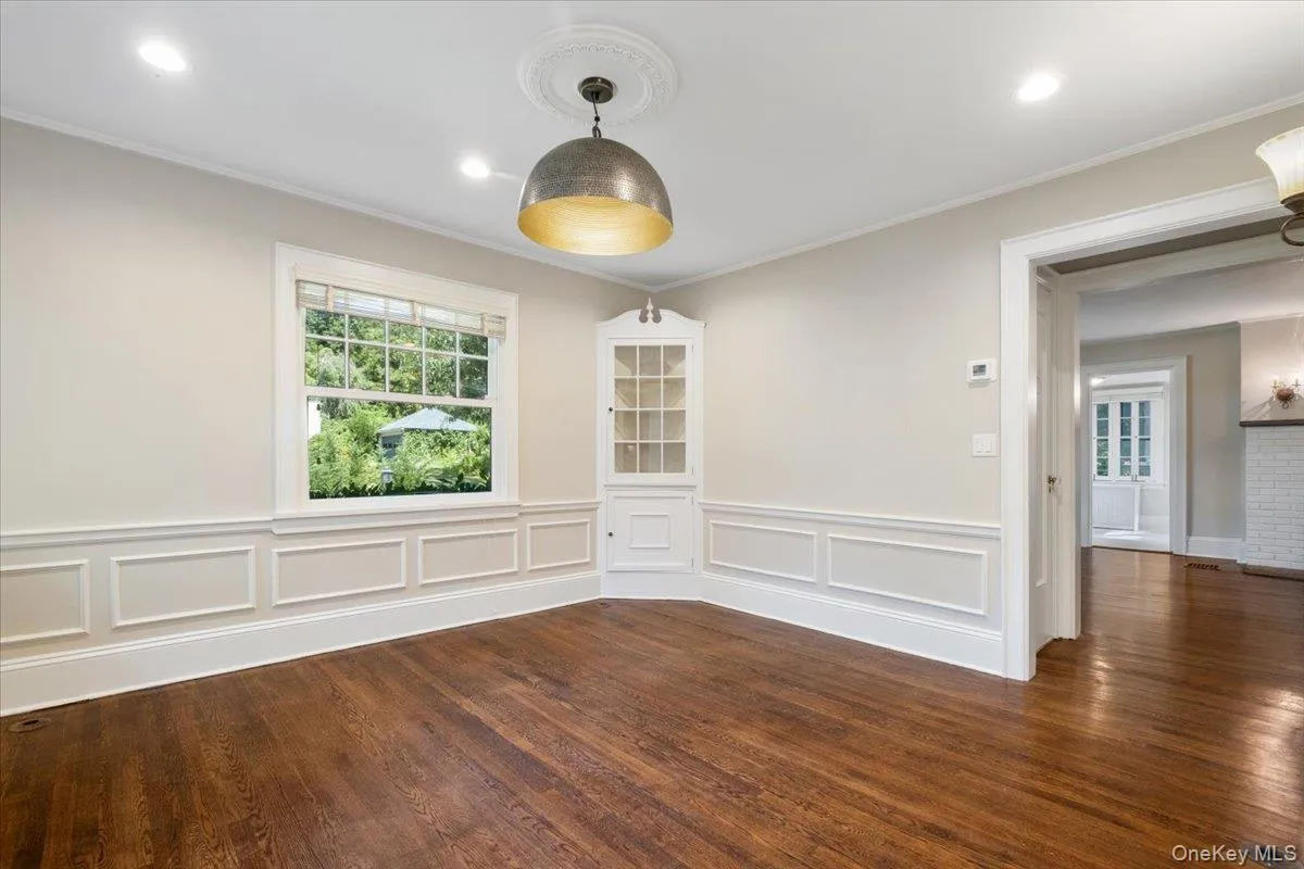 Dining room with crown molding and recessed lighting Dining room with crown molding and recessed lighting
