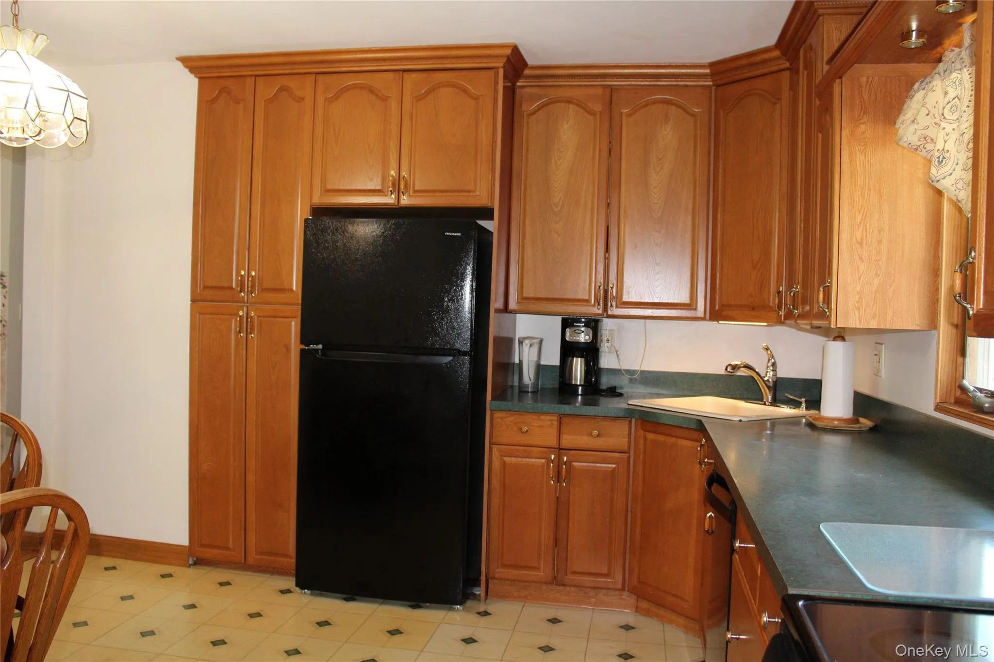 Many Oak Cabinets with Pantry Cabinet Many Oak Cabinets with Pantry Cabinet