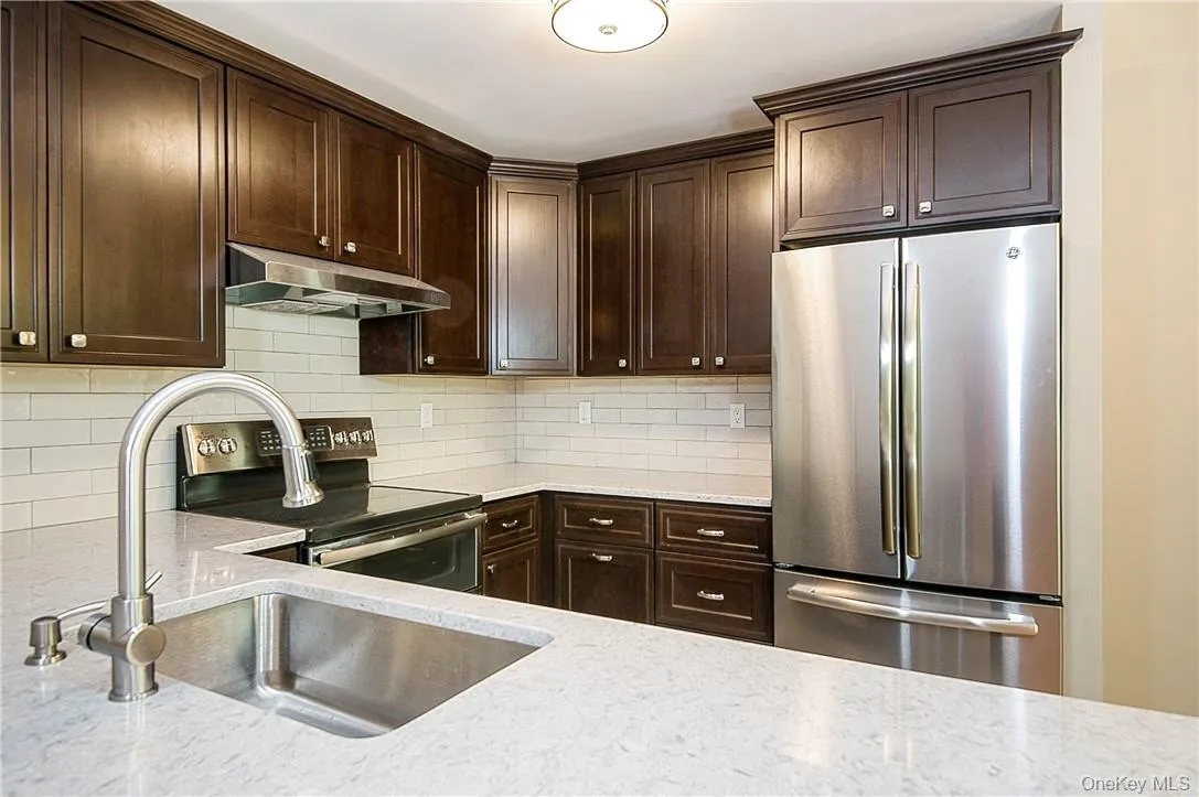 Sparkling granite countertops and stainless steel appliances. Sparkling granite countertops and stainless steel appliances.