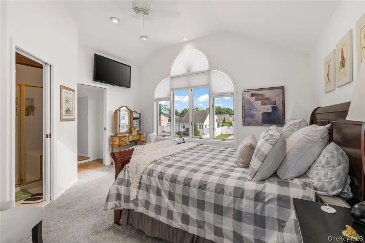 2nd Primary Bedroom Suite, Sky Lite, Full Bath, Walk in Closet Cathedral Ceilings 2nd Primary Bedroom Suite, Sky Lite, Full Bath, Walk in Closet Cathedral Ceilings