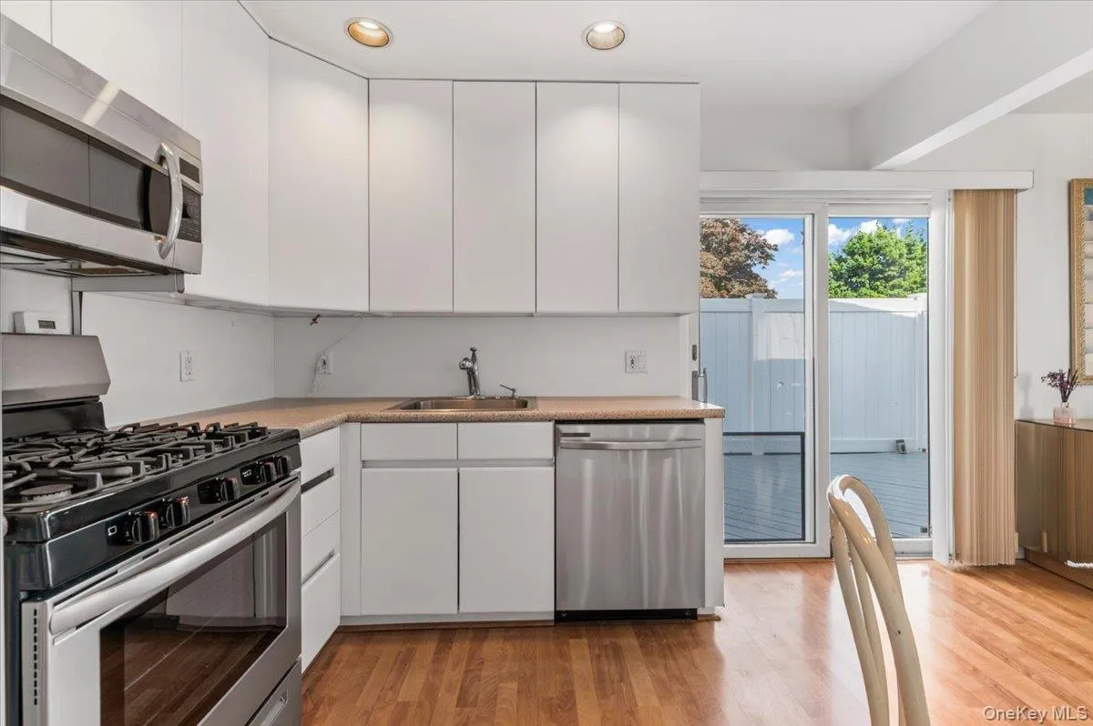 Main Eat In Kitchen with Sliders to Yard Main Eat In Kitchen with Sliders to Yard