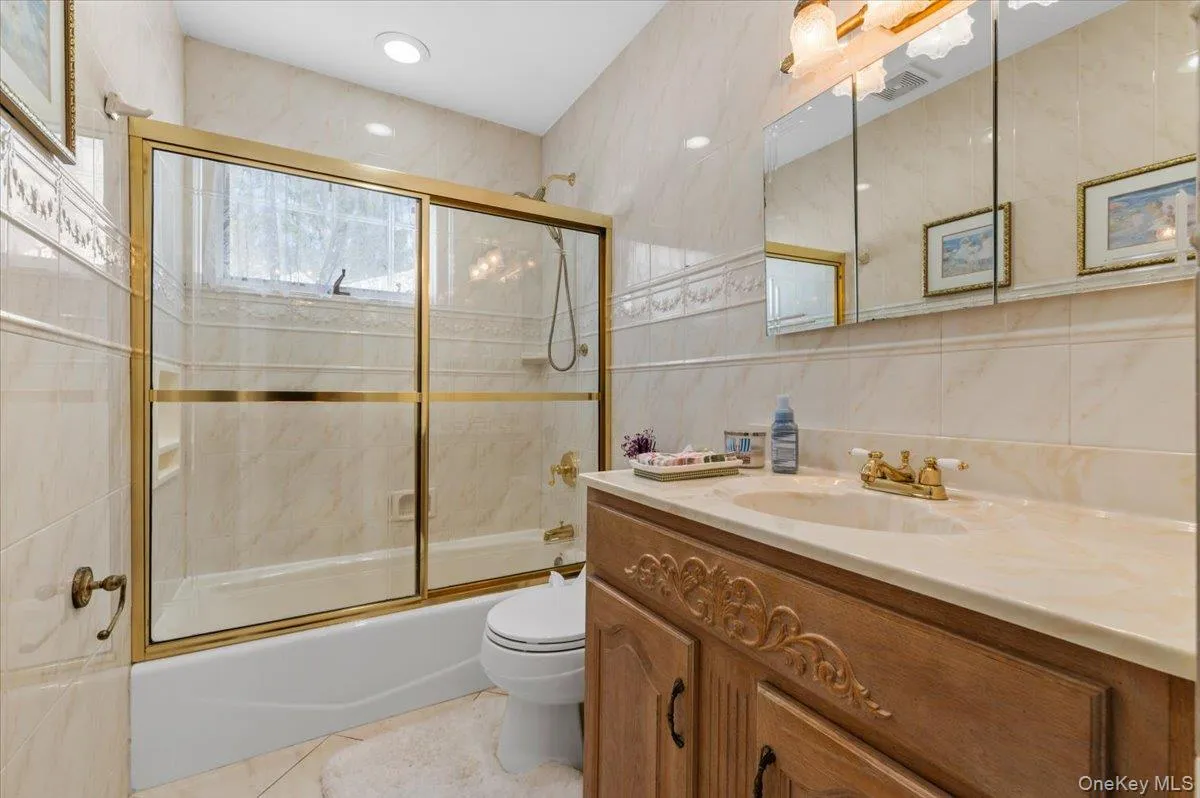 Main bathroom LIKE BRAND NEW Main bathroom LIKE BRAND NEW