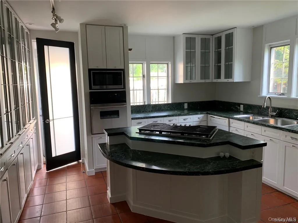 18 Chestnut Avenue, Pelham, NY, 4 Bedrooms Bedrooms, 8 Rooms Rooms,2 BathroomsBathrooms,Residential Lease,For Rent,Chestnut,0,1007836 18 Chestnut Avenue, Pelham, NY, 4 Bedrooms Bedrooms, 8 Rooms Rooms,2 BathroomsBathrooms,Residential Lease,For Rent,Chestnut,0,1007836