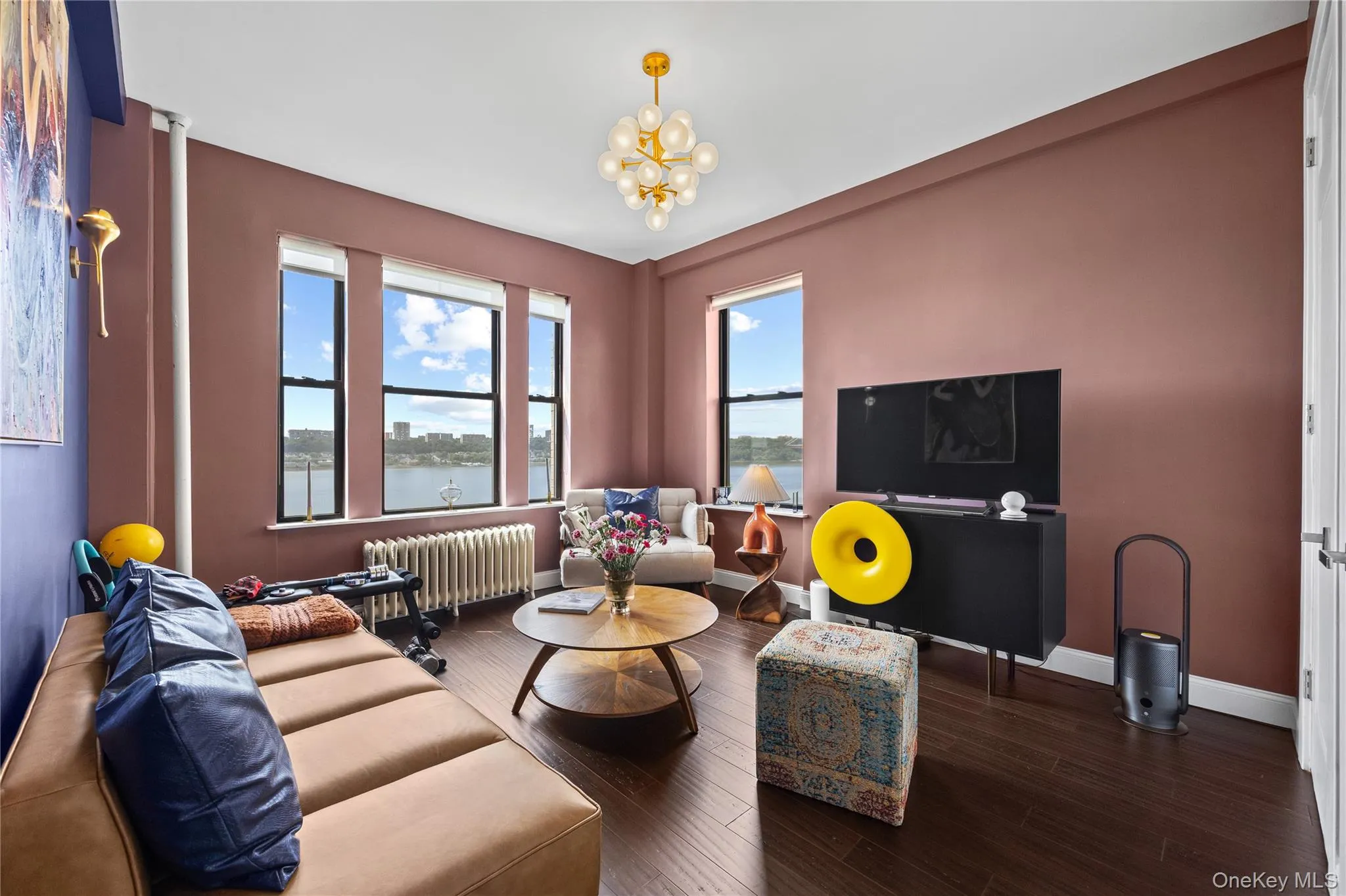 Bright and airy with river views Bright and airy with river views