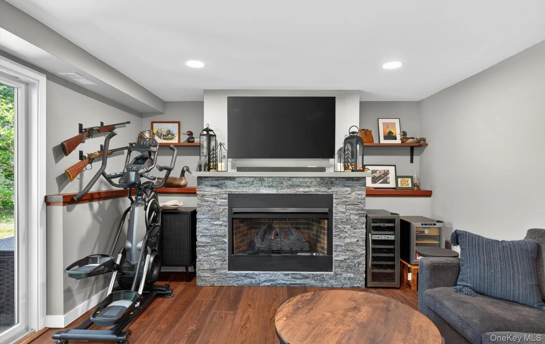 Family Room w/ Gas Fireplace Family Room w/ Gas Fireplace
