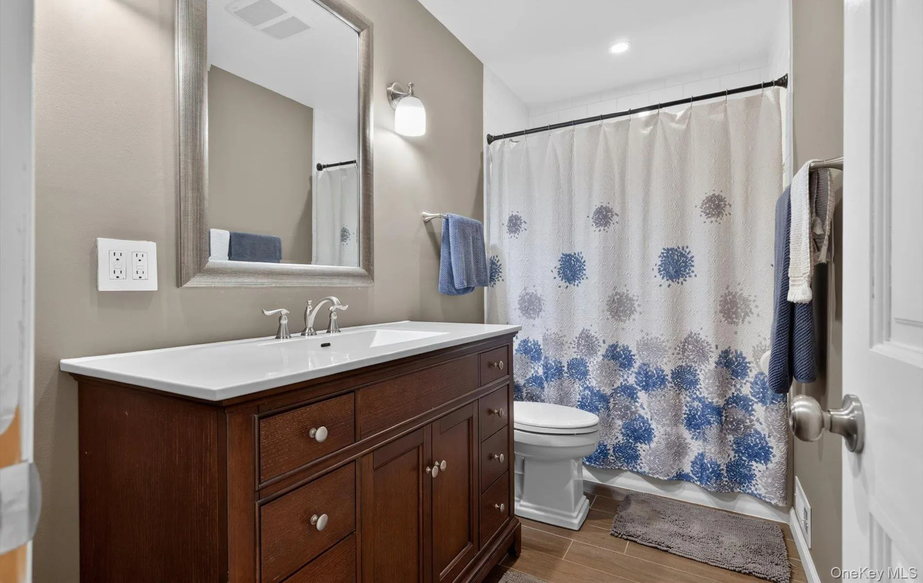 Full Bath Hallway Full Bath Hallway