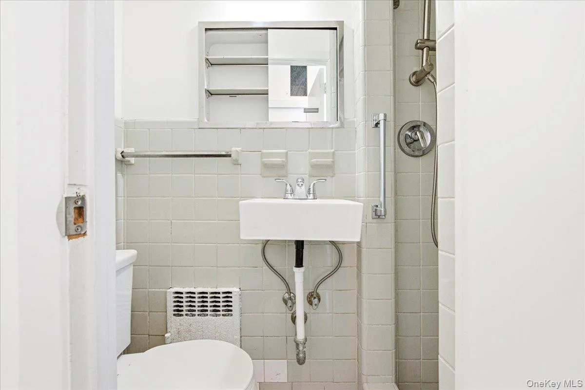 69-51 Manse Street, New York, NY, 3 Bedrooms Bedrooms, 10 Rooms Rooms,2 BathroomsBathrooms,Residential Lease,For Rent,Manse,0,1007893 69-51 Manse Street, New York, NY, 3 Bedrooms Bedrooms, 10 Rooms Rooms,2 BathroomsBathrooms,Residential Lease,For Rent,Manse,0,1007893