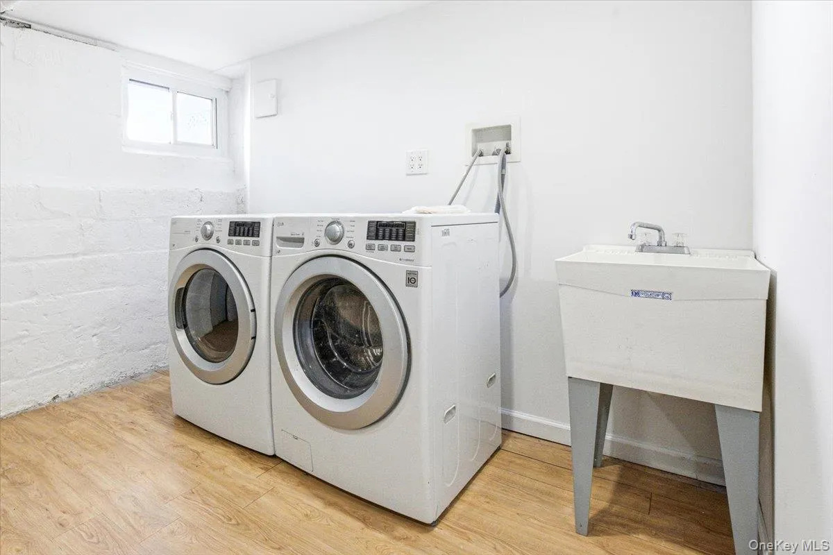 69-51 Manse Street, New York, NY, 3 Bedrooms Bedrooms, 10 Rooms Rooms,2 BathroomsBathrooms,Residential Lease,For Rent,Manse,0,1007893 69-51 Manse Street, New York, NY, 3 Bedrooms Bedrooms, 10 Rooms Rooms,2 BathroomsBathrooms,Residential Lease,For Rent,Manse,0,1007893