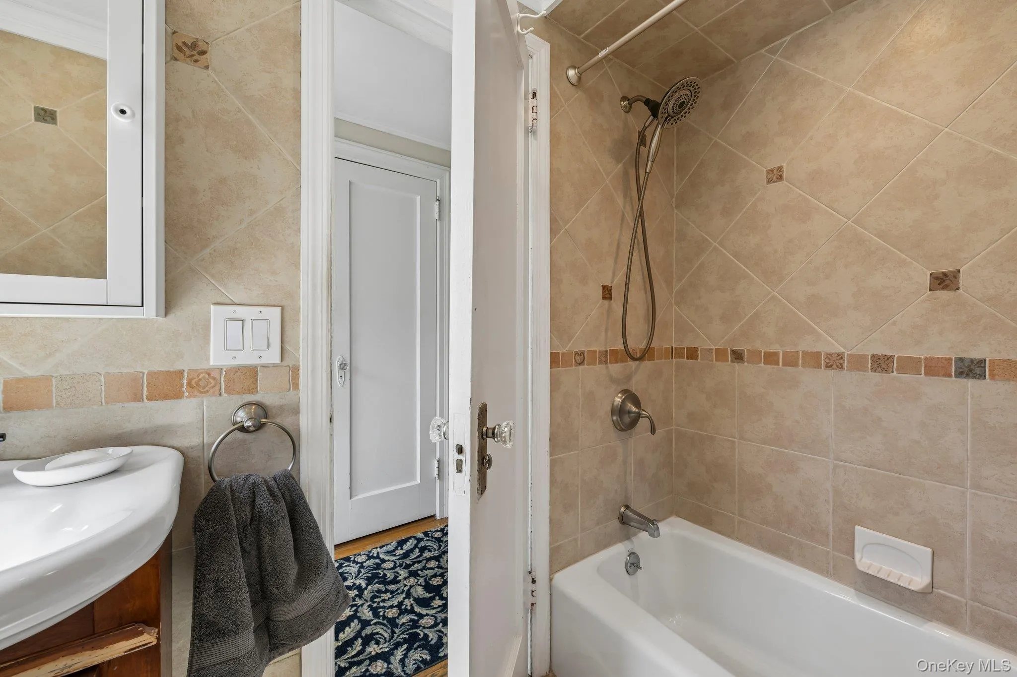 131 Floral Parkway, Hempstead, NY, 3 Bedrooms Bedrooms, 6 Rooms Rooms,2 BathroomsBathrooms,Residential,For Rent,Floral,0,1007896 131 Floral Parkway, Hempstead, NY, 3 Bedrooms Bedrooms, 6 Rooms Rooms,2 BathroomsBathrooms,Residential,For Rent,Floral,0,1007896