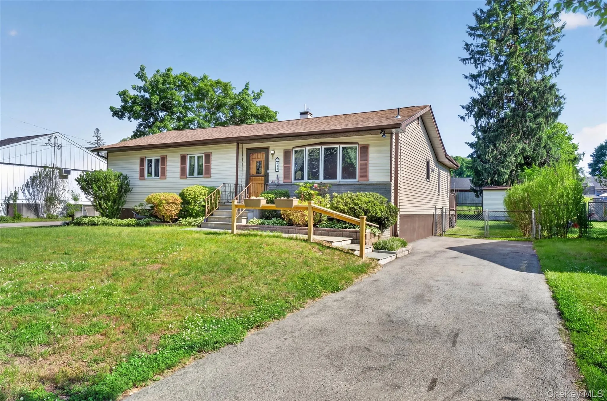 Convenient location just minutes from Wappingers Village and Metro-North. Convenient location just minutes from Wappingers Village and Metro-North.