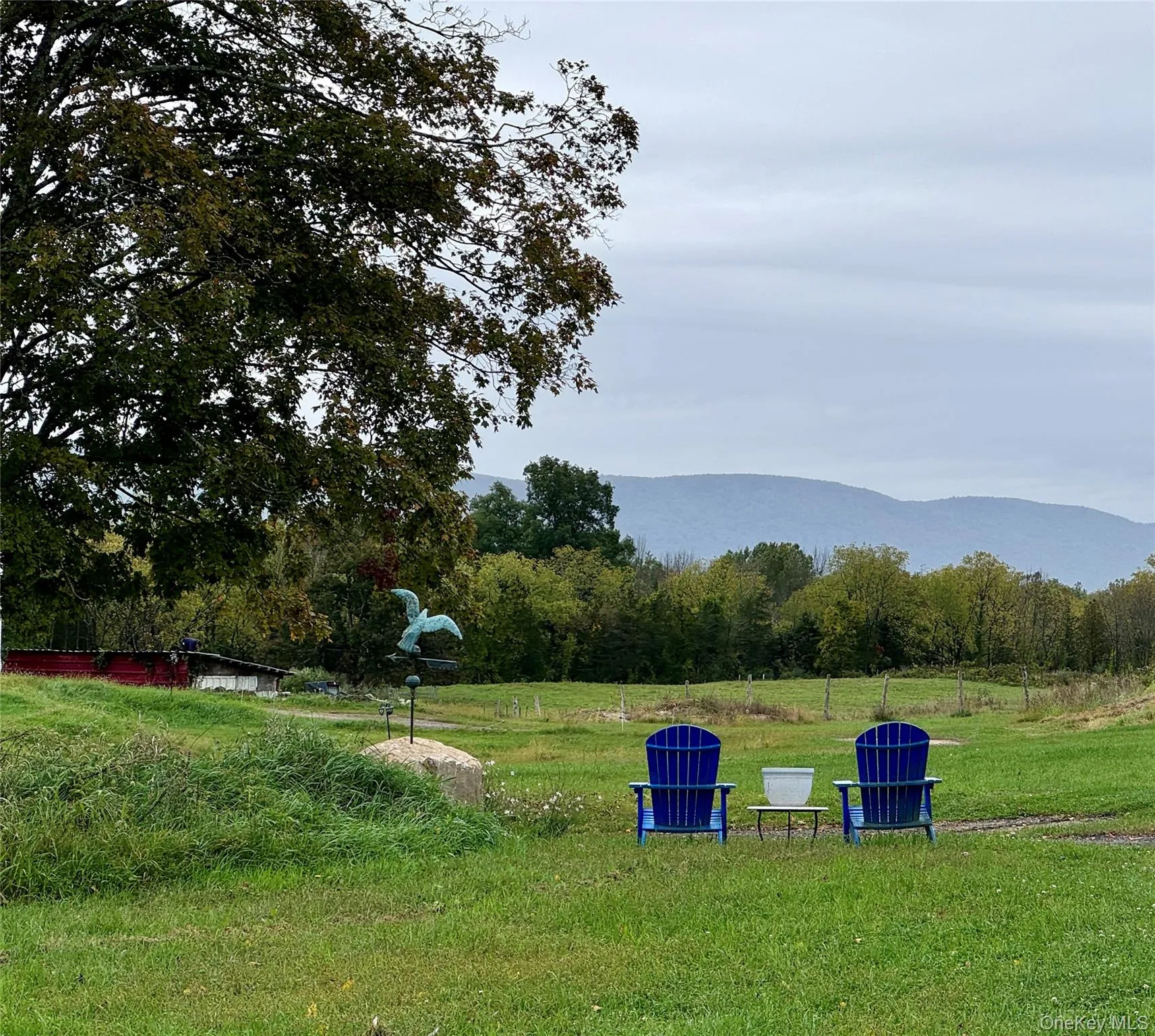 Lovely mountain and farm views. Lovely mountain and farm views.