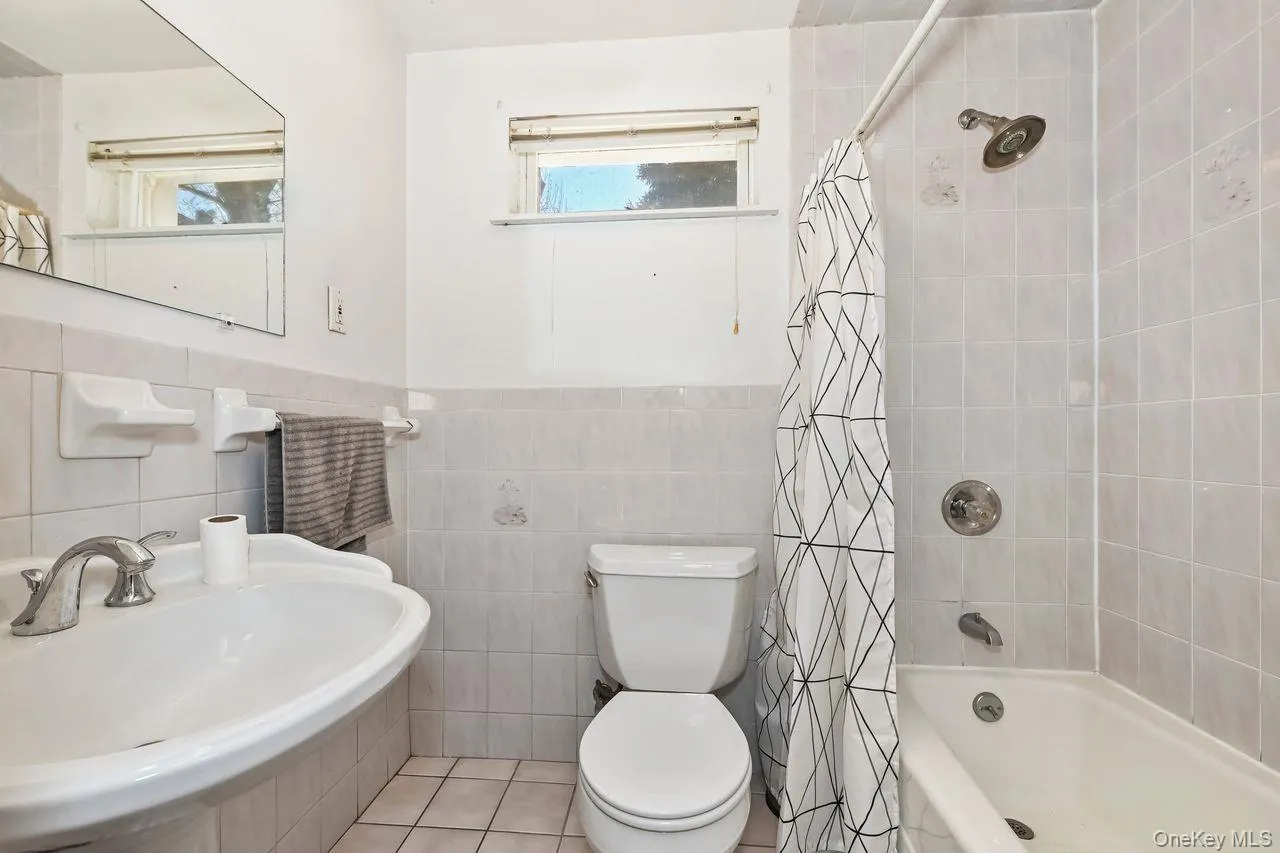 Lower level full bath. Lower level full bath.