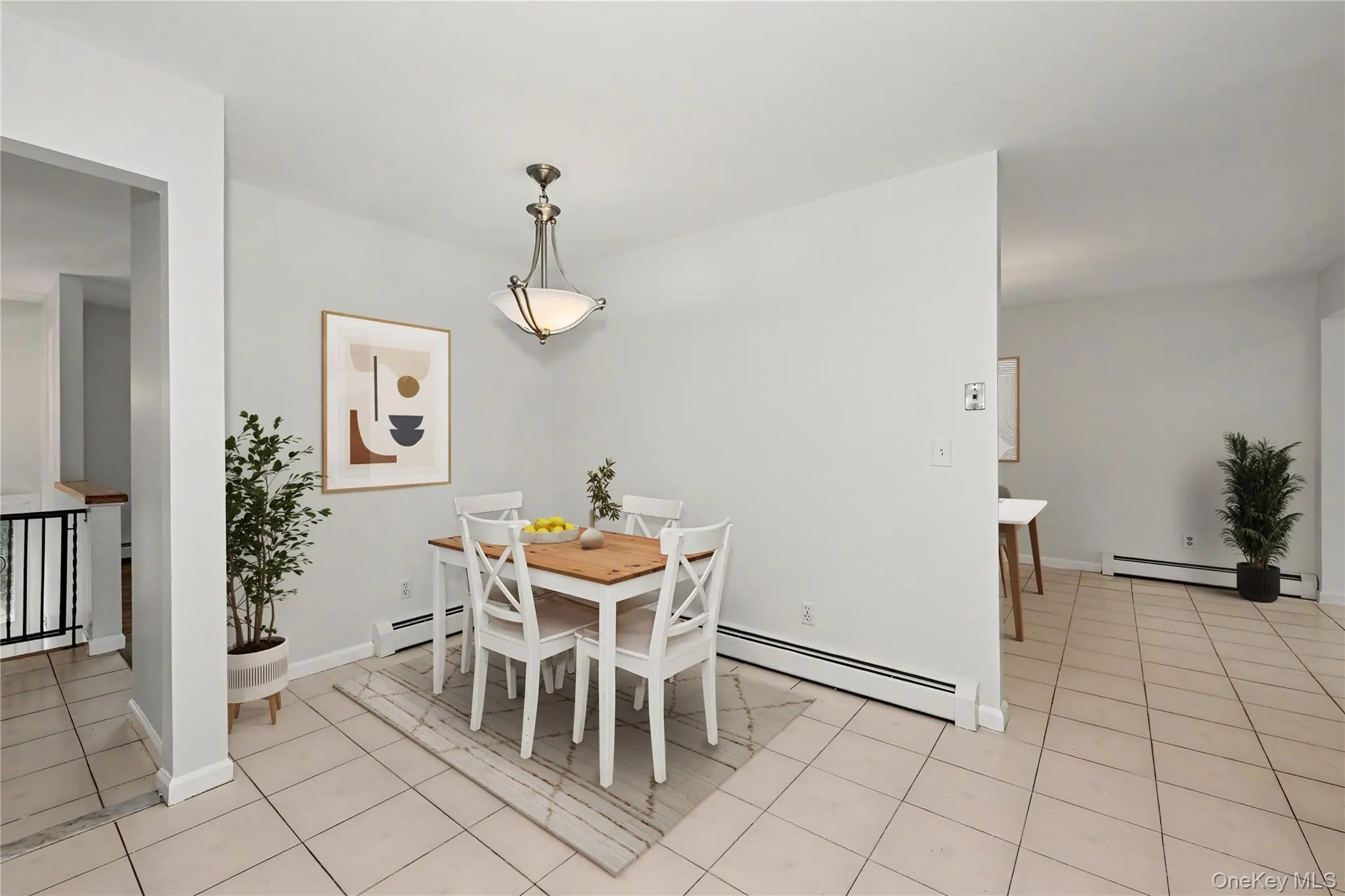 Eat-in area of the kitchen. Eat-in area of the kitchen.