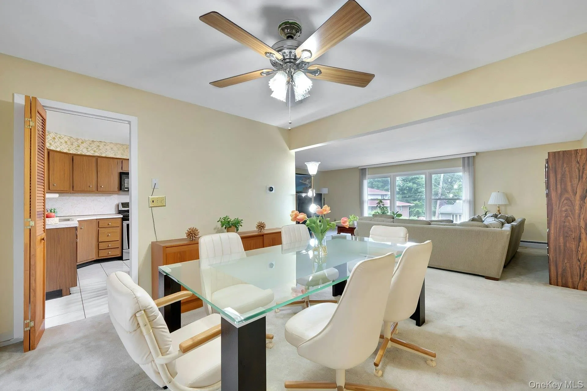 Great flow from dining room to living room and kitchen Great flow from dining room to living room and kitchen