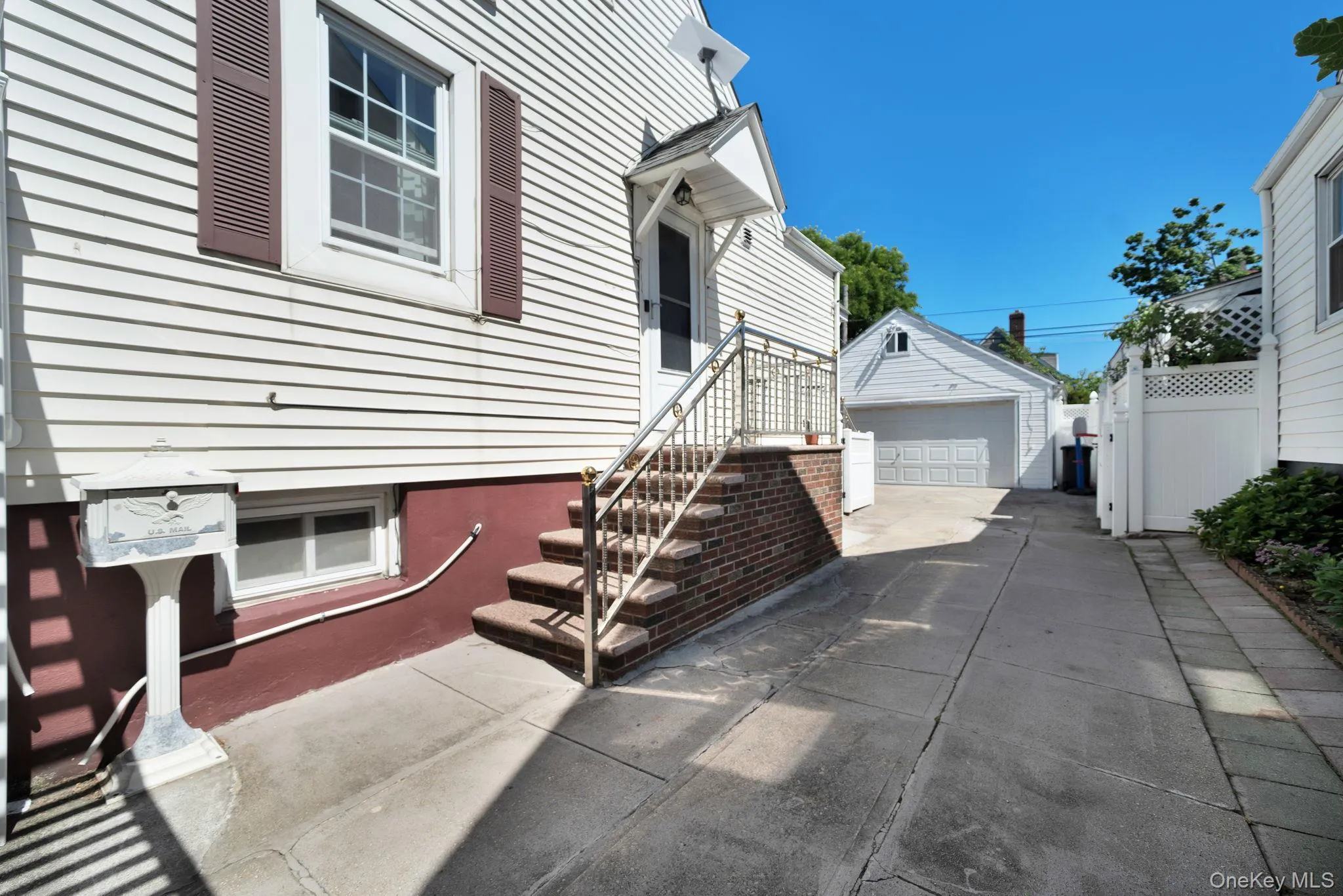 Renovated Staircase Entrance within last 3 years. Renovated Staircase Entrance within last 3 years.
