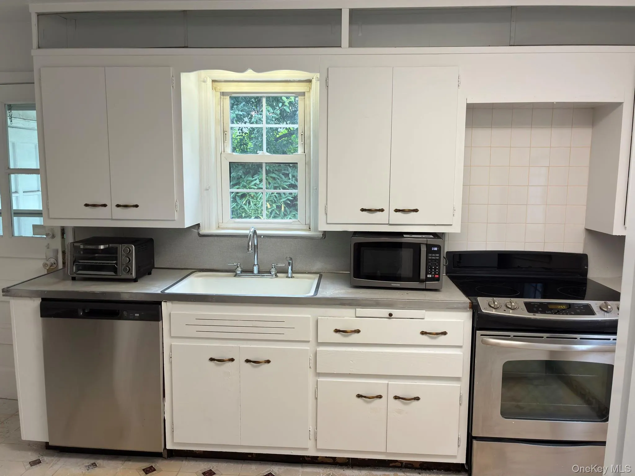 10 Ridge Road, North Hempstead, NY, 3 Bedrooms Bedrooms, 7 Rooms Rooms,1 BathroomBathrooms,Residential Lease,For Rent,Ridge,0,1008011 10 Ridge Road, North Hempstead, NY, 3 Bedrooms Bedrooms, 7 Rooms Rooms,1 BathroomBathrooms,Residential Lease,For Rent,Ridge,0,1008011