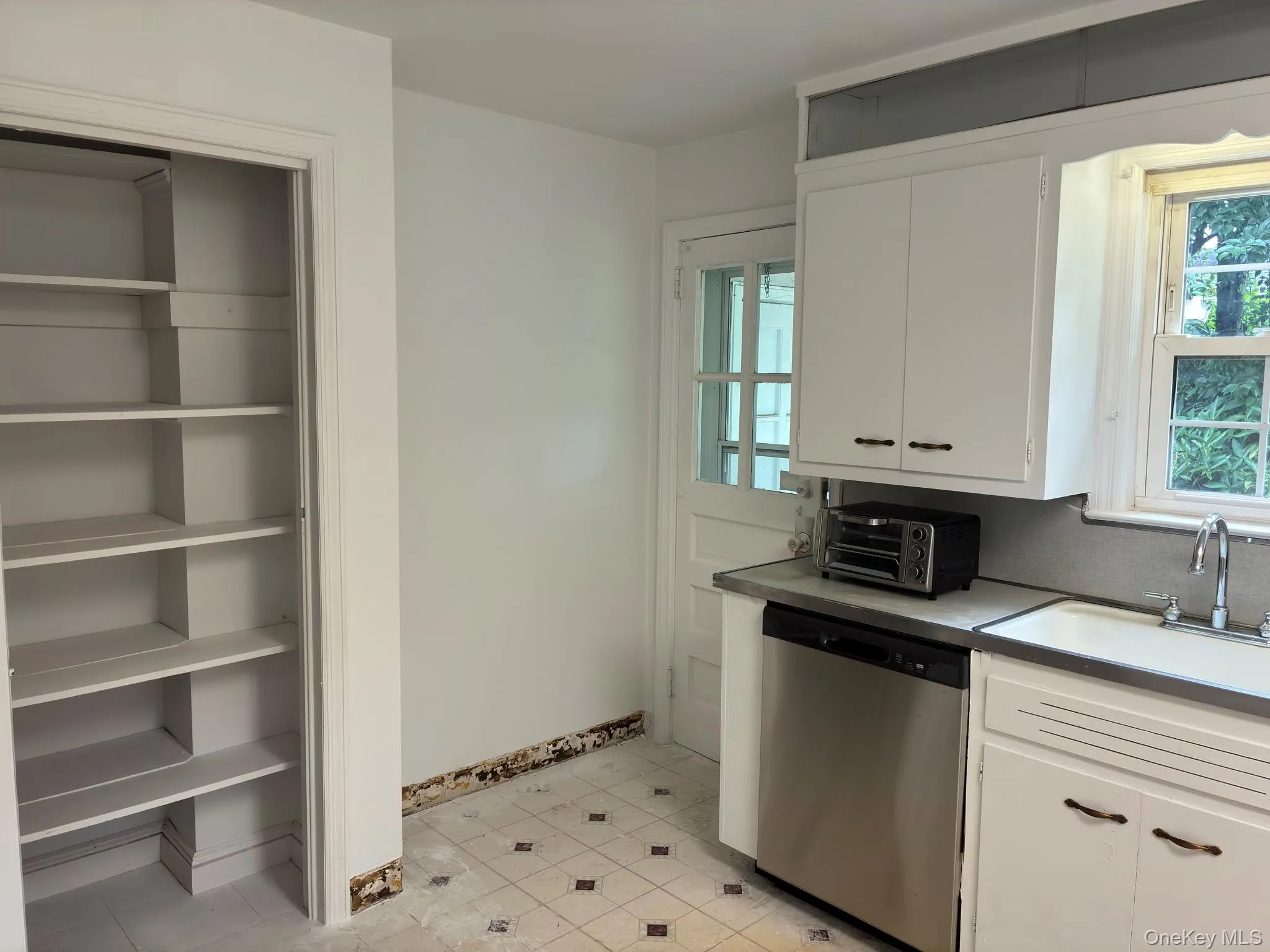 10 Ridge Road, North Hempstead, NY, 3 Bedrooms Bedrooms, 7 Rooms Rooms,1 BathroomBathrooms,Residential Lease,For Rent,Ridge,0,1008011 10 Ridge Road, North Hempstead, NY, 3 Bedrooms Bedrooms, 7 Rooms Rooms,1 BathroomBathrooms,Residential Lease,For Rent,Ridge,0,1008011