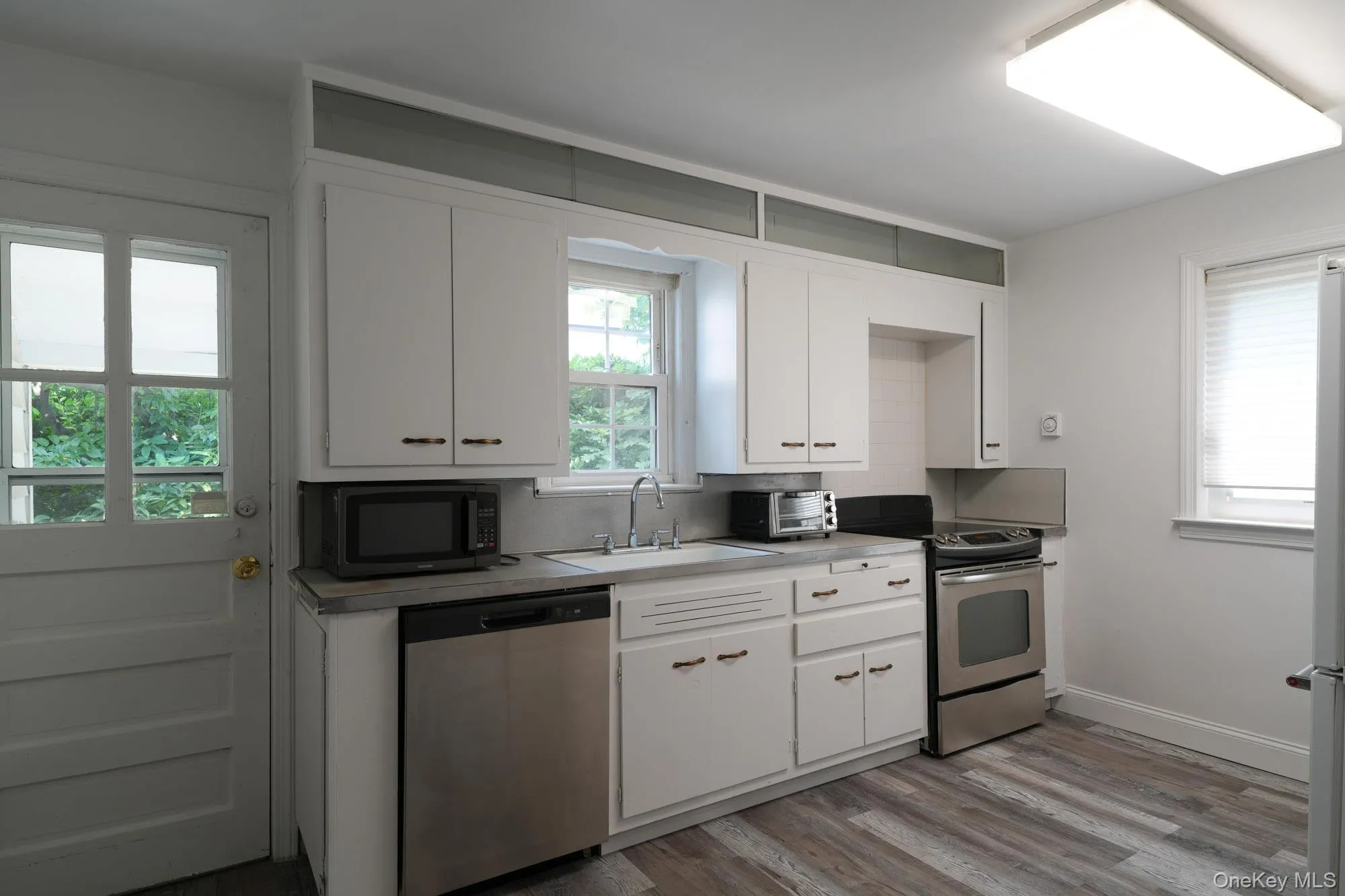 10 Ridge Road, North Hempstead, NY, 3 Bedrooms Bedrooms, 7 Rooms Rooms,1 BathroomBathrooms,Residential Lease,For Rent,Ridge,0,1008011 10 Ridge Road, North Hempstead, NY, 3 Bedrooms Bedrooms, 7 Rooms Rooms,1 BathroomBathrooms,Residential Lease,For Rent,Ridge,0,1008011