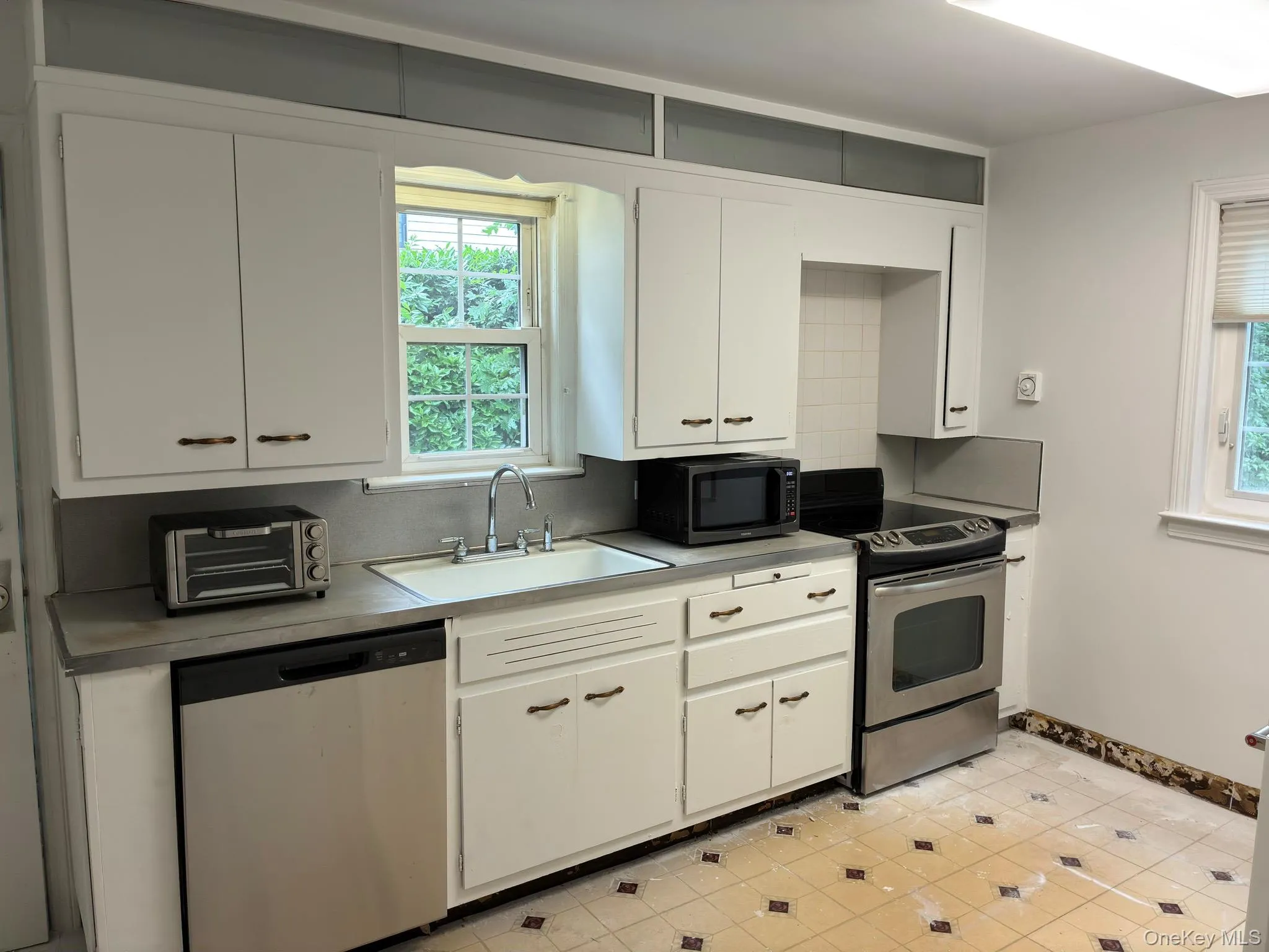 10 Ridge Road, North Hempstead, NY, 3 Bedrooms Bedrooms, 7 Rooms Rooms,1 BathroomBathrooms,Residential Lease,For Rent,Ridge,0,1008011 10 Ridge Road, North Hempstead, NY, 3 Bedrooms Bedrooms, 7 Rooms Rooms,1 BathroomBathrooms,Residential Lease,For Rent,Ridge,0,1008011