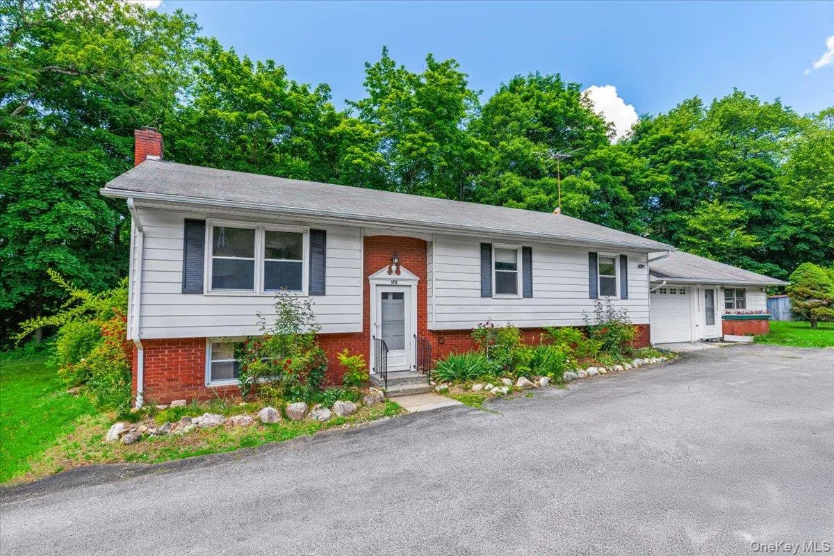 A charming approach with mature greenery and a quiet residential feel. A charming approach with mature greenery and a quiet residential feel.
