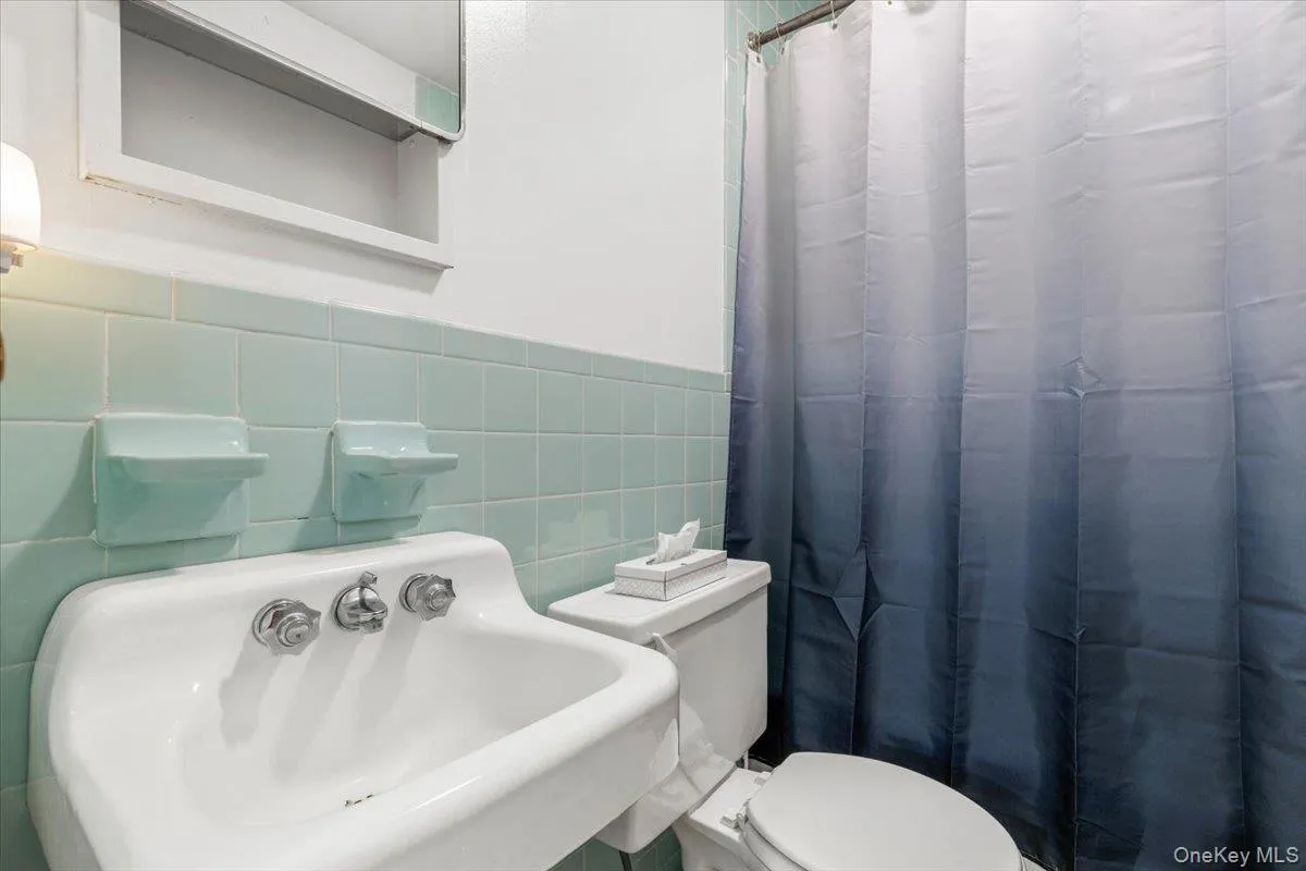 A convenient bath with a clean, practical layout. A convenient bath with a clean, practical layout.