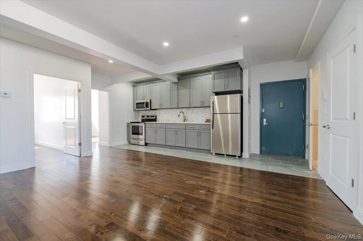 2115 Burr Avenue, New York, NY, 2 Rooms Rooms,1 BathroomBathrooms,Residential Lease,For Rent,Burr,0,1008099 2115 Burr Avenue, New York, NY, 2 Rooms Rooms,1 BathroomBathrooms,Residential Lease,For Rent,Burr,0,1008099
