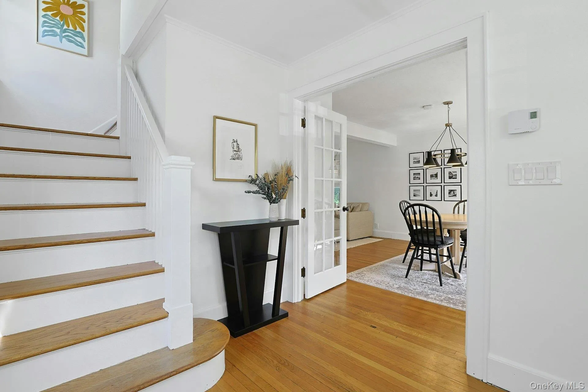 Entryway leading to dining room. Entryway leading to dining room.