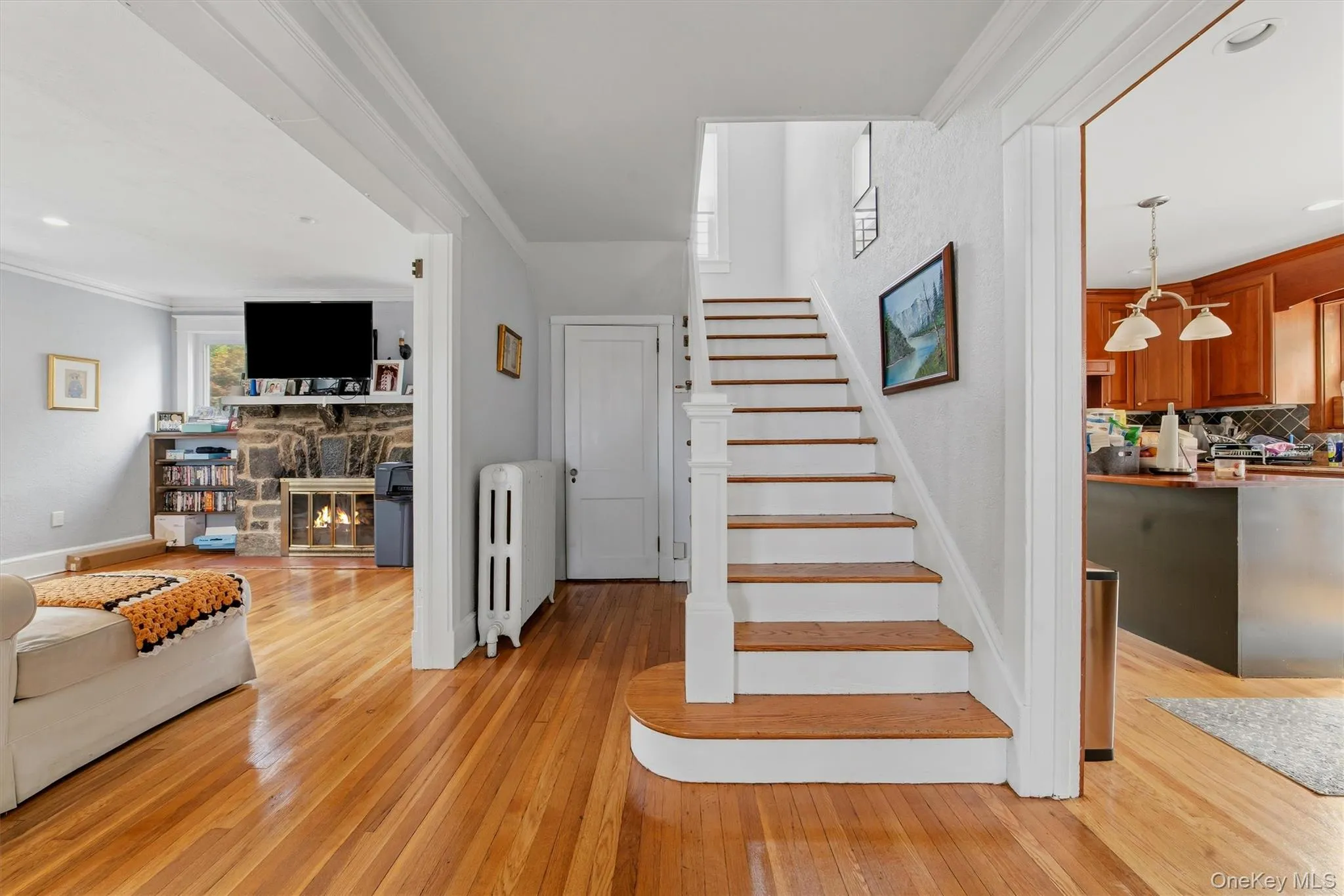 Side all entry w/ wide stairway Side all entry w/ wide stairway